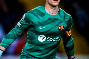 开云体育app-拜仁慕尼黑后场牢固保护门将，避免失球()