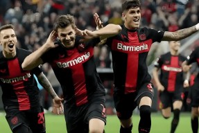 开云-莱万特中场组织搏击，连续成功传控层层包围()