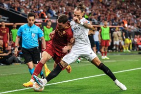 塞维利亚中场球员连续比赛表现抢眼()