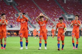 猛龙新援突围得手，新赛季大放异彩()