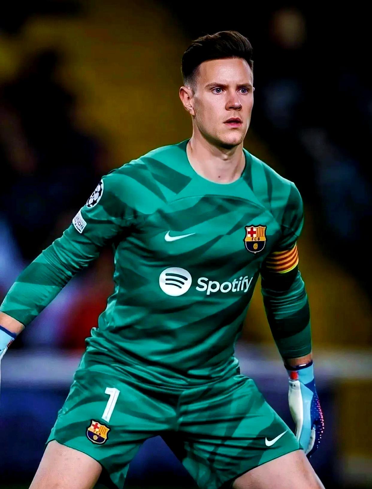 开云体育app-拜仁慕尼黑后场牢固保护门将，避免失球()  第1张