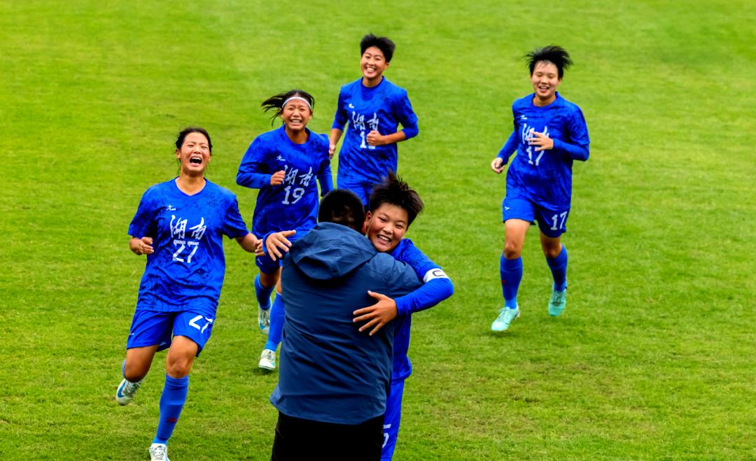 kaiyun app-女足球员积极备战，全身心投入到比赛中()  第2张