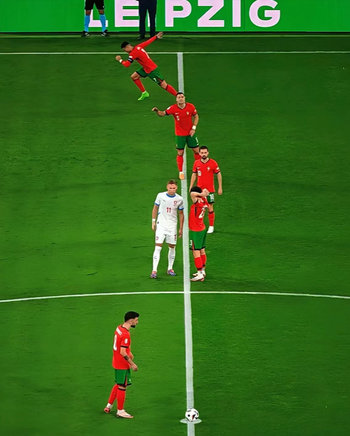 kaiyun app-欧洲杯预选赛赛场热度高涨，铁杆球迷狂热加油()  第2张