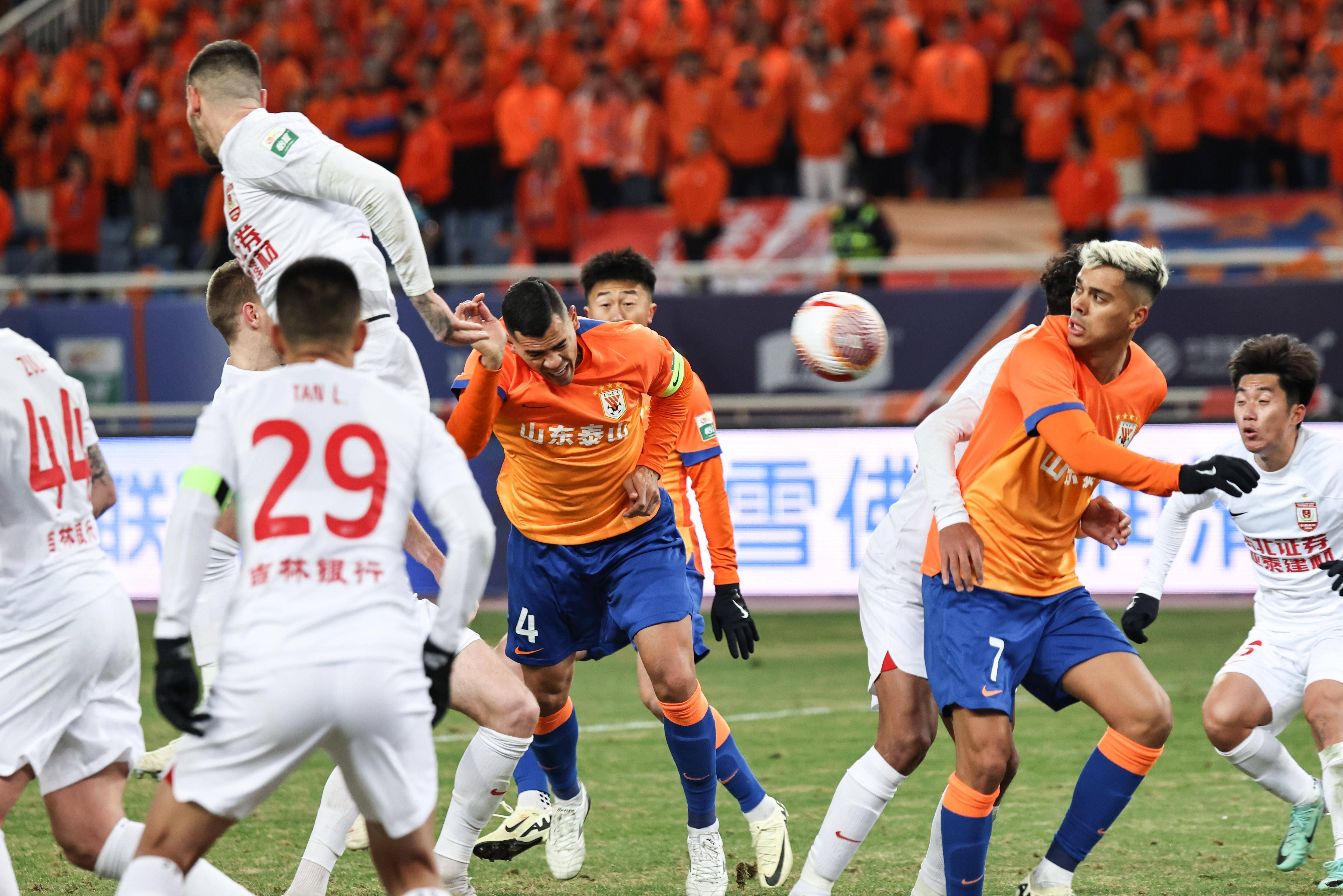 开云体育娱乐app-足球比赛精彩对决，球员拼尽全力争取胜利()  第1张