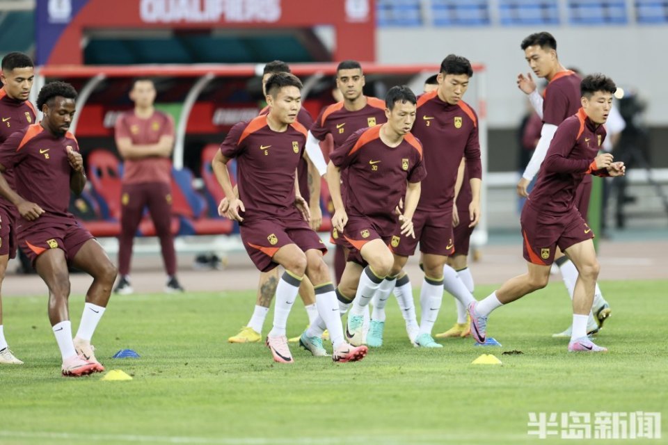 开云体育娱乐app-足球比赛精彩对决，球员拼尽全力争取胜利()  第2张