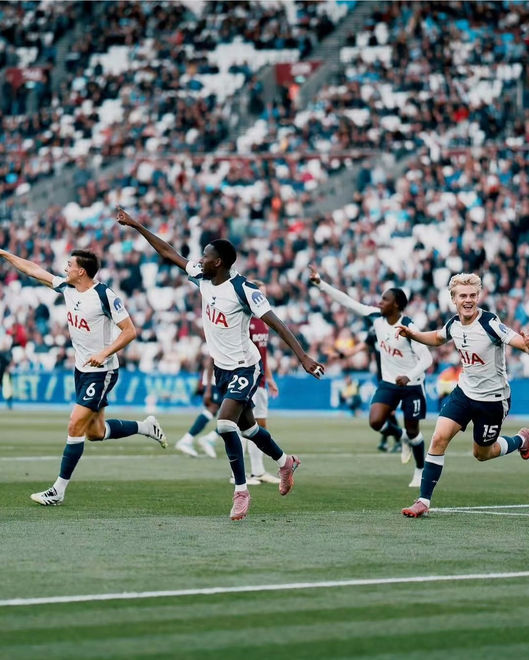 开云体育入口-欧文世界杯爬出赛场  第2张