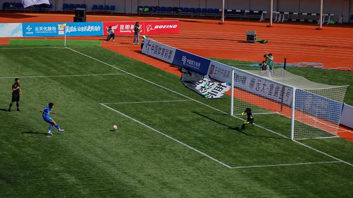 开云体育登录-昆明滇足球队在客场比赛中取得突破性进展(足球比赛中场结束哨声)  第1张