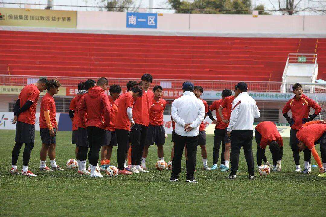 开云体育登录-昆明滇足球队在客场比赛中取得突破性进展(足球比赛中场结束哨声)  第2张