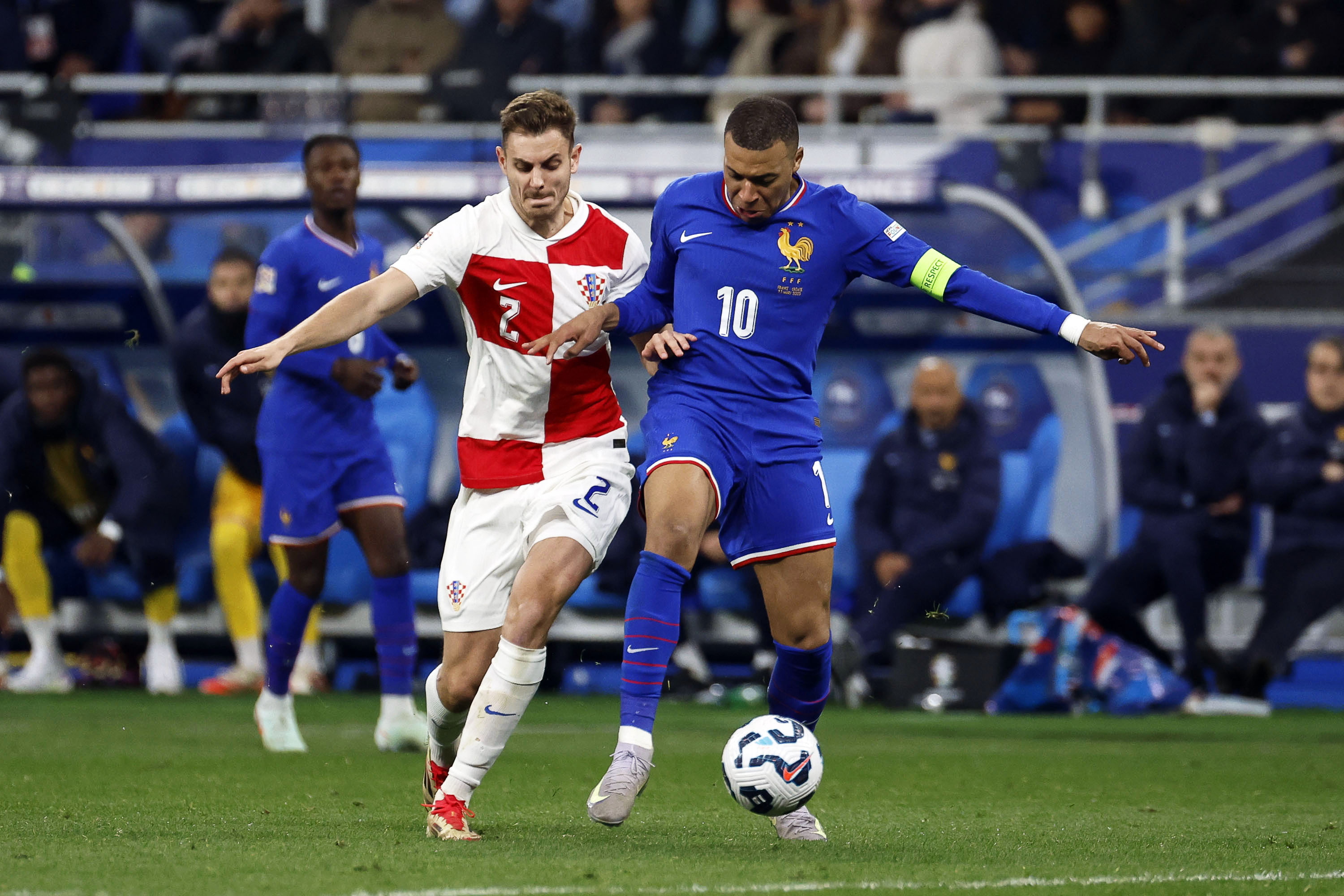 开云体育入口-热血奔腾！欧国联比赛掀起风暴热潮()  第2张