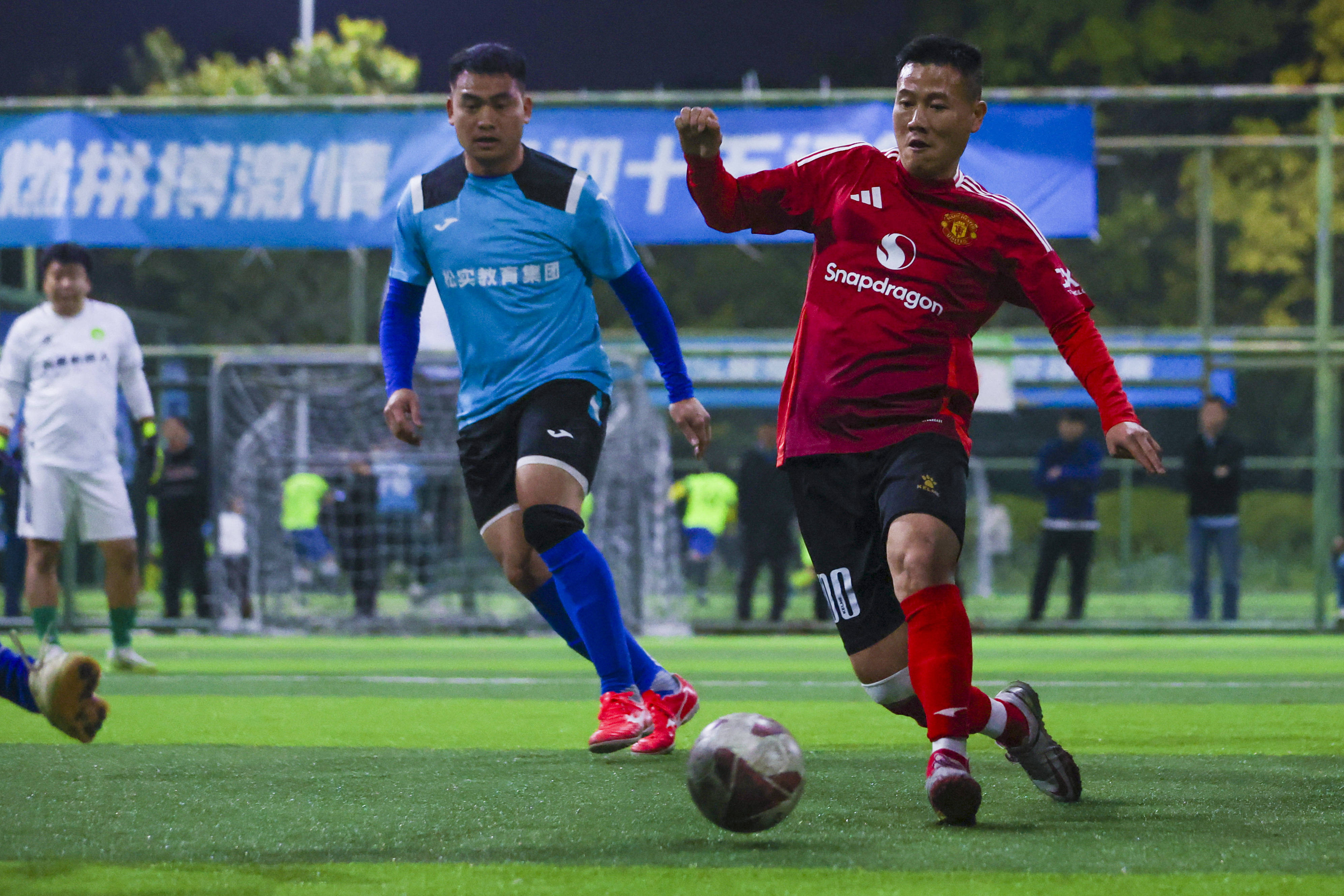 开云官方在线-竞逐巅峰！球员们拼尽全力，为胜利拼搏()  第1张